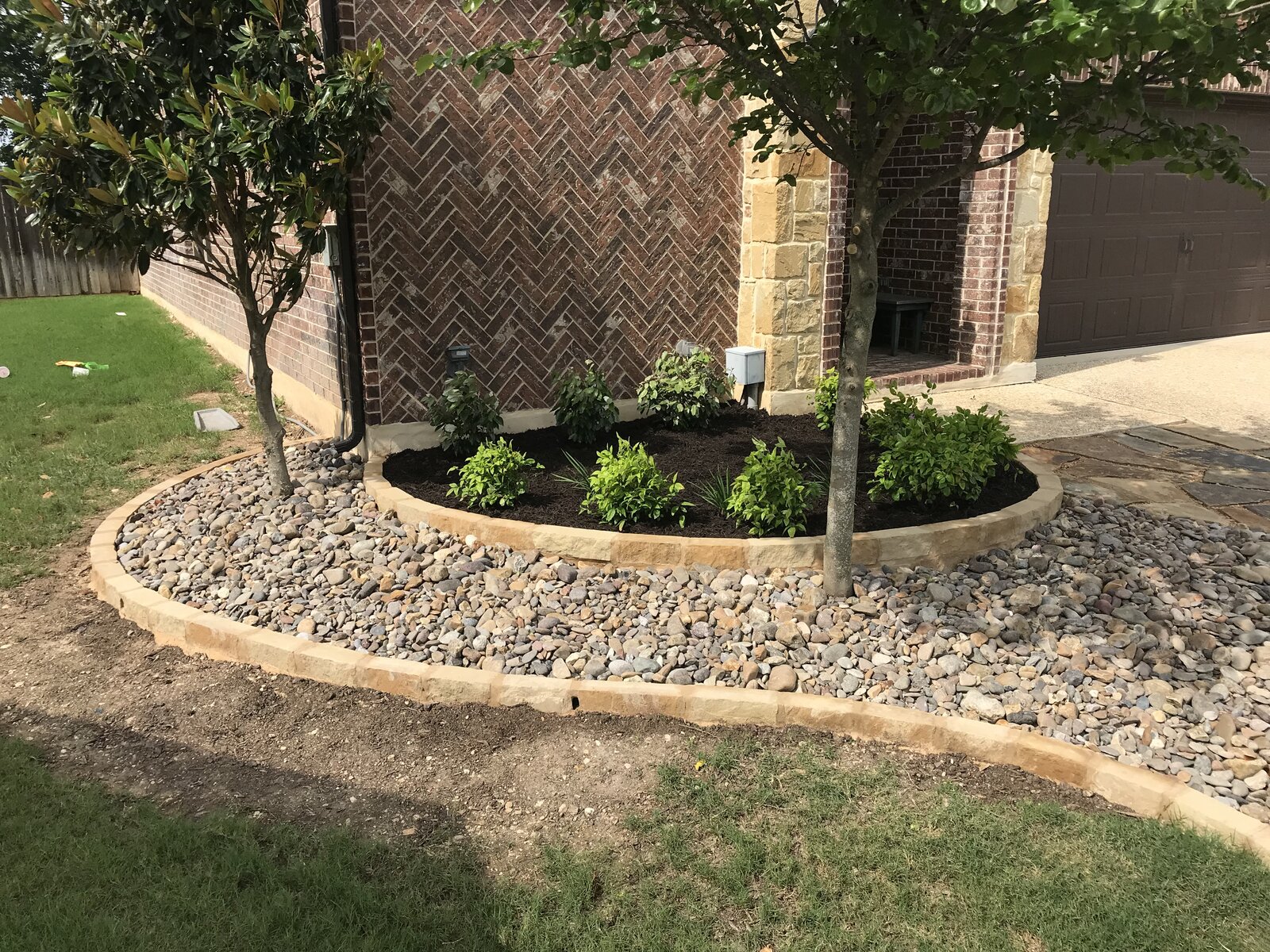 Drought-tolerant garden bed