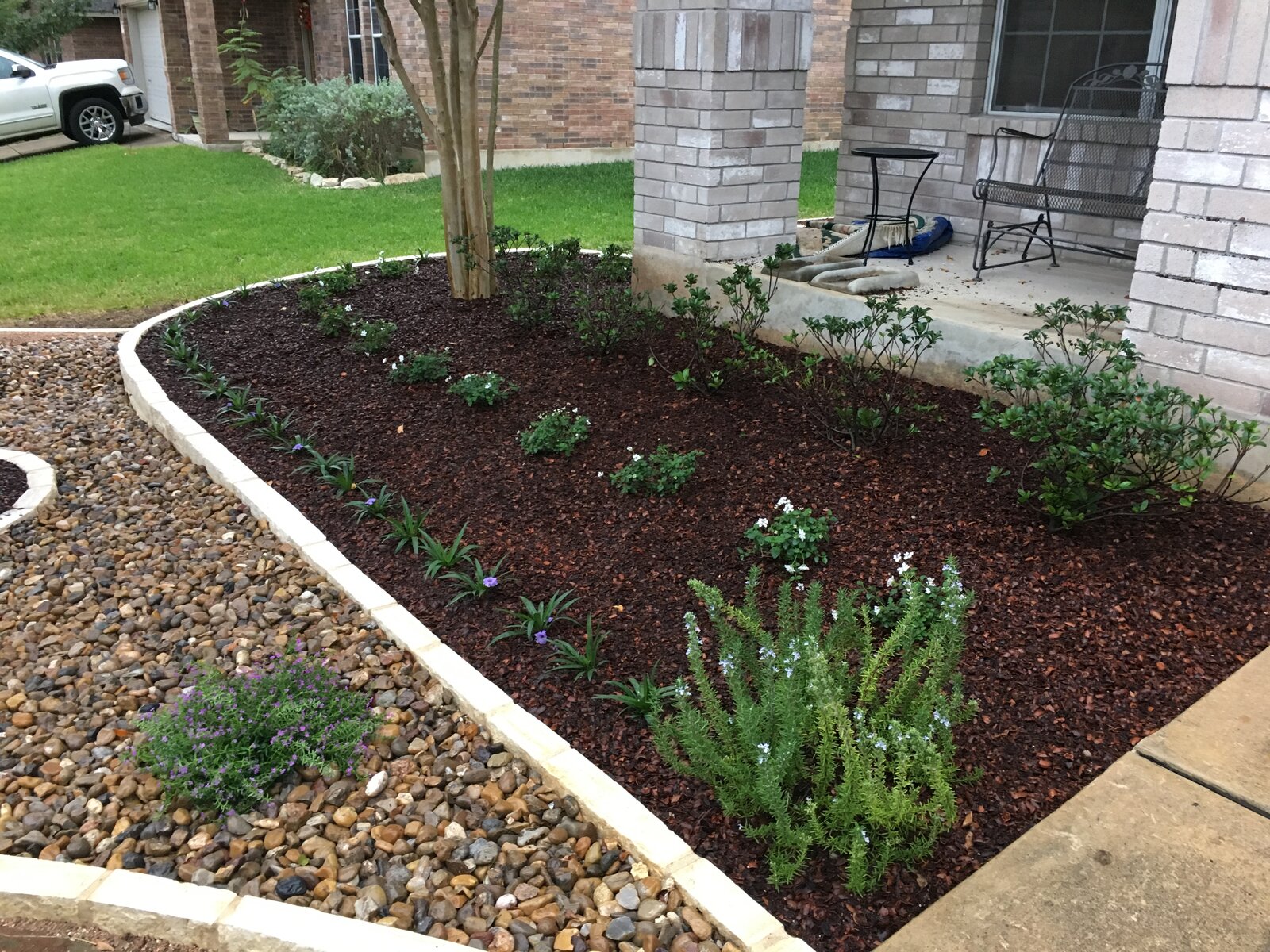 Drought-tolerant garden bed