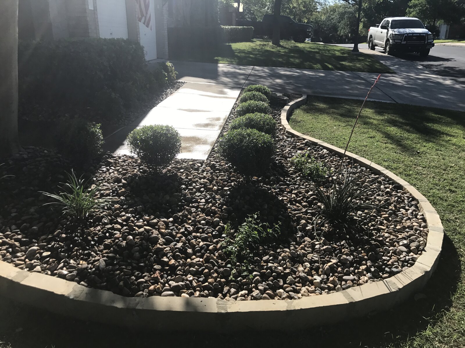 Drought-tolerant garden bed