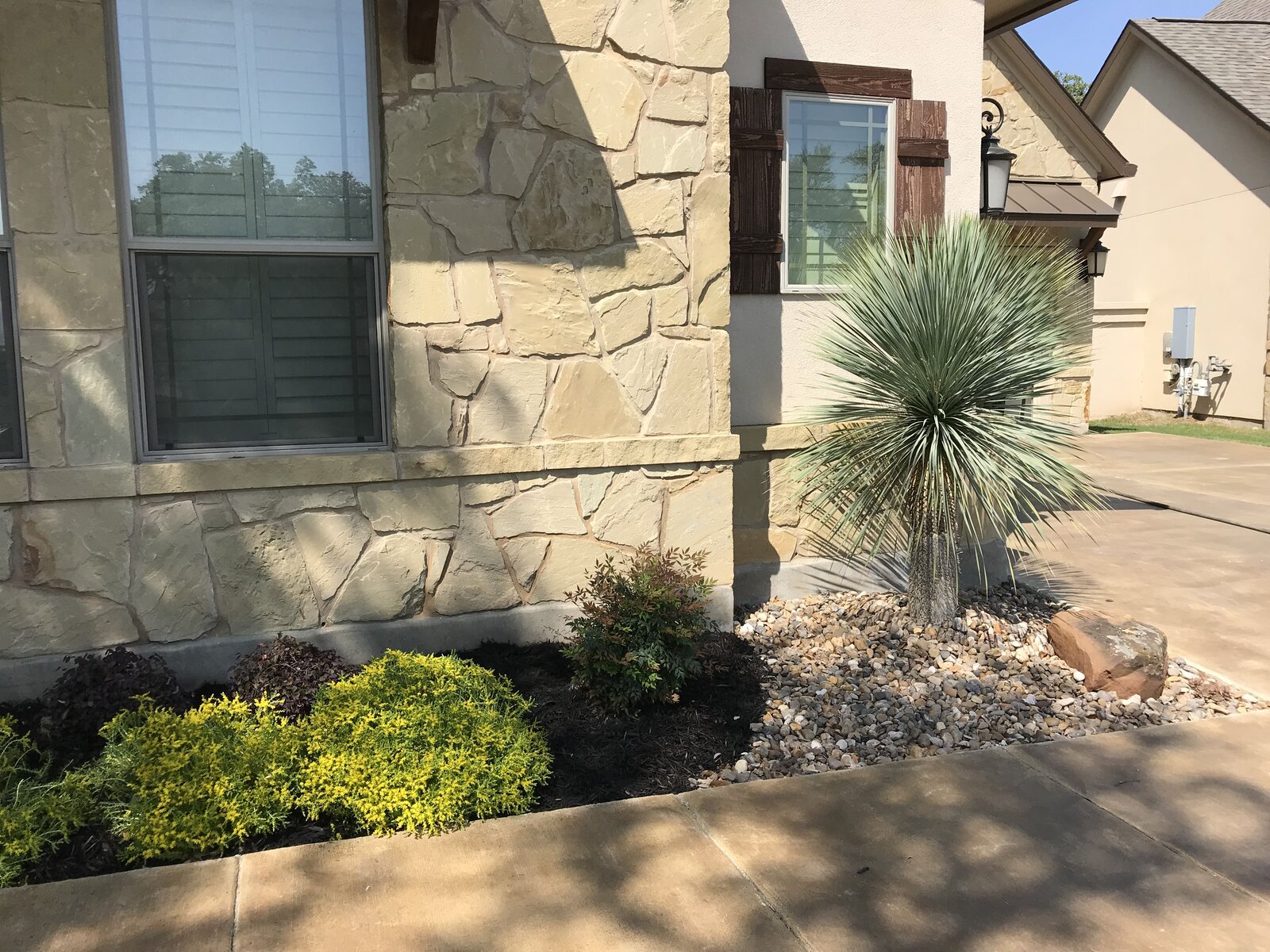 Drought-tolerant garden bed
