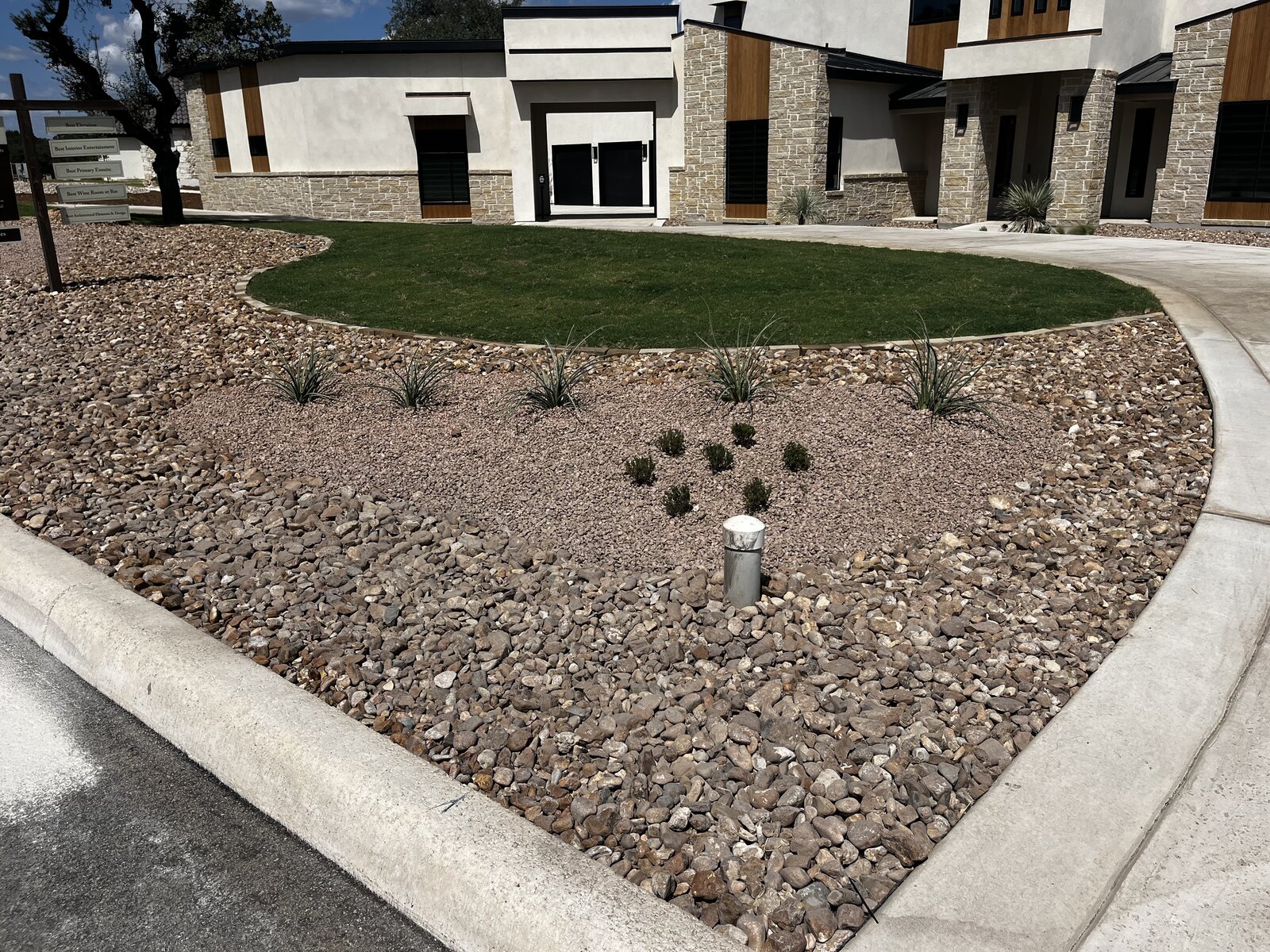 Curved sod and gravel landscape bed